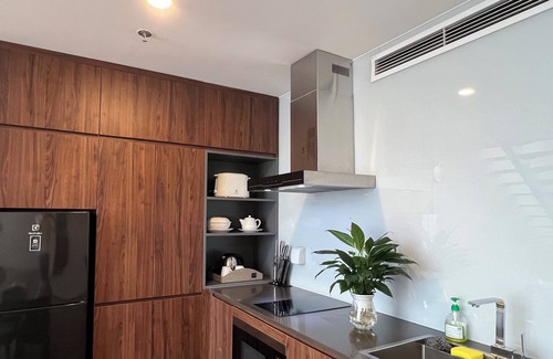 Tay Ho Condo | Aurora PentStudio in WestLake - Netflix & Bathtub