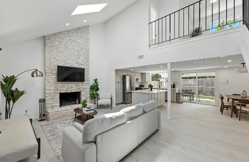 Sunridge South House | Austin 3BR/2.5BA Retreat with Backyard. 15 Mins From Downtown Austin