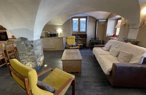 Saint-Martin-de-Belleville Apartment | Authentique appartement vouté rénové à St Martin, 2 chambres, 4 pers, proche pistes - FR-1-452-57