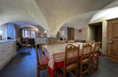 Saint-Martin-de-Belleville Apartment | Authentique appartement vouté rénové à St Martin, 2 chambres, 4 pers, proche pistes - FR-1-452-57