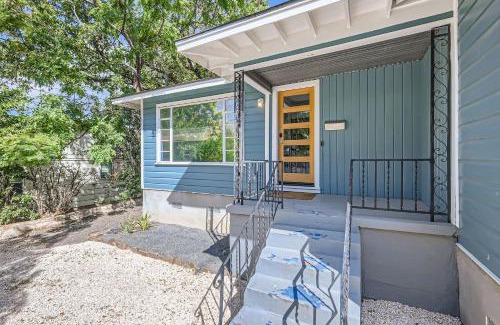 Austin House | Authentic Austin Pad with Roof-top Deck Bar