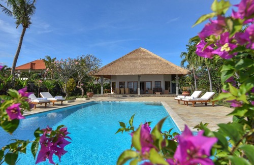 Banjartegehe Villa | Authentic Balinese Beachfront Villa & Private Pool
