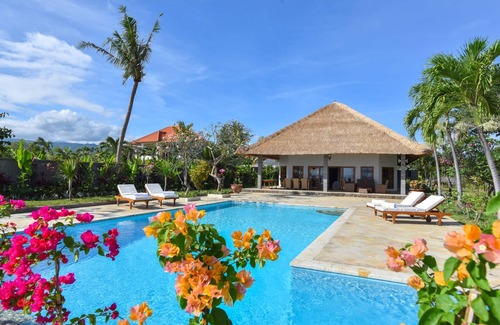 Banjartegehe Villa | Authentic Balinese Beachfront Villa & Private Pool
