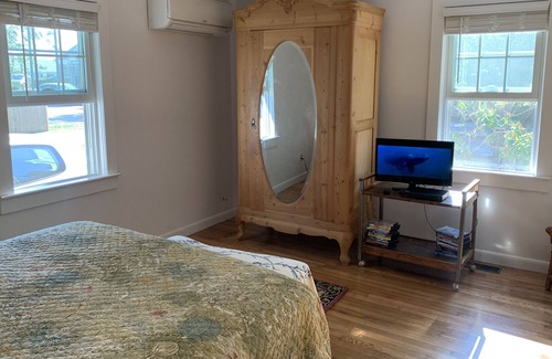 Barnstable House | Authentic Cape Cottage 50 yards from Beautiful Bay Beach!