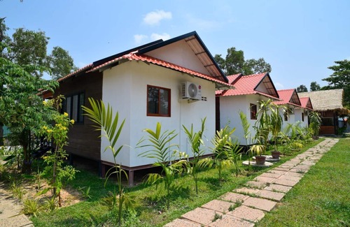 Siem Reap House | Authentic Khmer house with Garden View