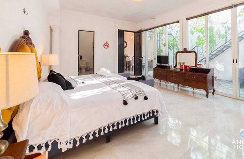 Zona Paseo Montejo Apartment | Authentic Mérida a Block from Montejo, Fast Wi-FI