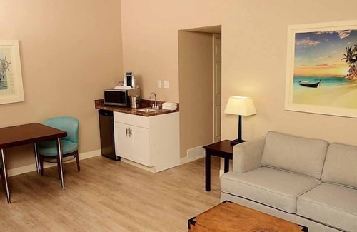 Osage Beach Hotel | Authentic Missouri Experience! Onsite Pool, Free Parking
