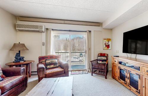 Lincoln Apartment | Autumn Colors Condo at Rivergreen