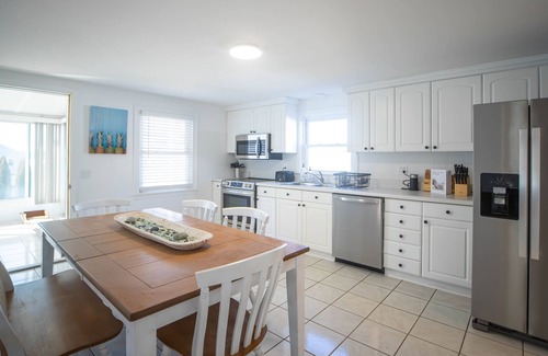 Easton's Point House | AUTUMN ESCAPE/BIG DISCOUNT: "Middletown Beachside Charm, Newport Adventures"