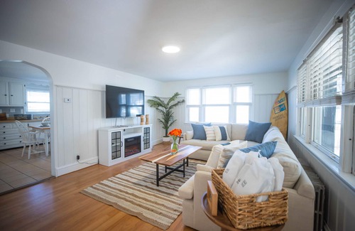 Easton's Point House | AUTUMN ESCAPE/BIG DISCOUNT: "Middletown Beachside Charm, Newport Adventures"