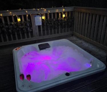 Malton Ski Chalet | Autumn Hot Tub Lodge - Fishing