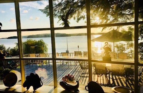 North Rose House | Autumn is Spectacular! Luxury Waterfront Sodus Bay, dogs welcome