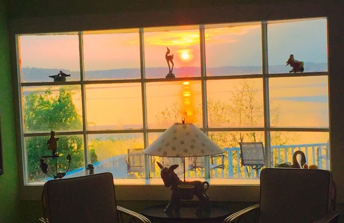 North Rose House | Autumn is Spectacular! Luxury Waterfront Sodus Bay, dogs welcome