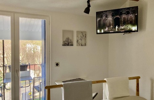 Foix Apartment | AUX 4 LOGIS Appart-hotel - Studio Le Roof - Une vue splendide - Petit déjeuner inclus 1ère nuit