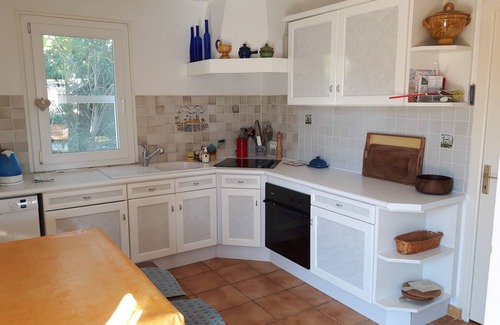 Merindol House | Aux 4 Oliviers with large swimming pool shared by residents and tenants.