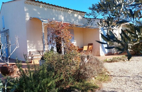 Merindol House | Aux 4 Oliviers with large swimming pool shared by residents and tenants.
