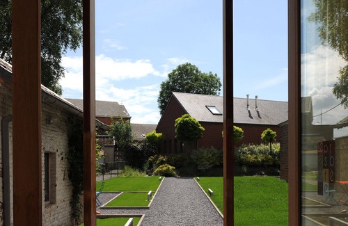 Engis Cottage | Aux Fontaines-Gîte-Private Bathroom-Garden view