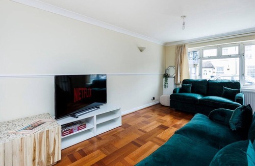Selhurst House | AV Stays - Cosy East Croydon Home Sleeps 6 Free Parking
