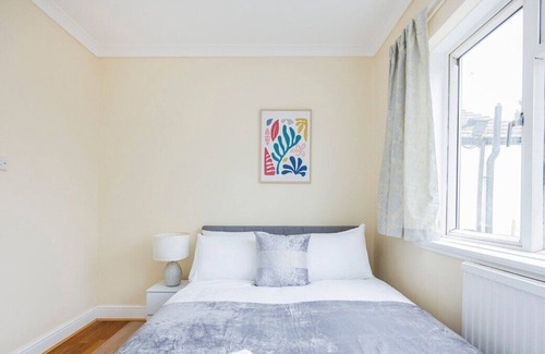 Selhurst House | AV Stays - Cosy East Croydon Home Sleeps 6 Free Parking