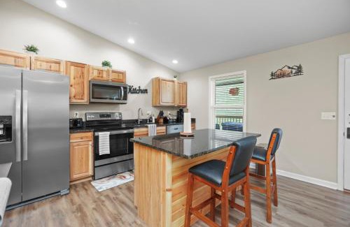 Logan House | -AVAIL NEW BOOKING PROMOTIONS - Secluded Cabin King Bed XBOX WIFI HotTub Games Firepit Close to Hiking Trails