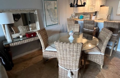 Punta Gorda Condo | AVAILABLE 1/1/24 thru 1/7/24 - Ideal Location! On the water! Walk to downtown !