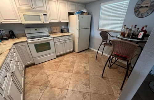 Punta Gorda Condo | AVAILABLE 1/1/24 thru 1/7/24 - Ideal Location! On the water! Walk to downtown !