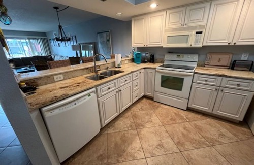 Punta Gorda Condo | AVAILABLE 1/1/24 thru 1/7/24 - Ideal Location! On the water! Walk to downtown !