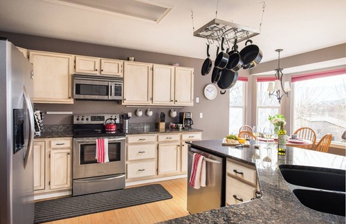 Northwest Colorado Springs House | Available Thanksgiving Week Stunning views of Pikes Peak Dogs Welcomed!