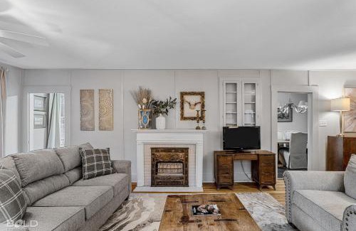 Uncertain House | Available This Wkend, Lakefront, Canoes & Kayaks