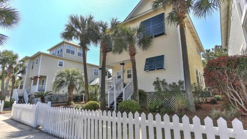 Miramar Beach House | Aventon - Is a 3 bedroom home that is an easy walk to the beach with communal pool