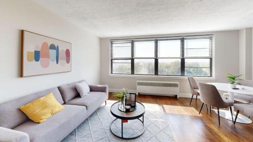 East Falls Apartment | Avenue A1111 Skyline Furnished 1br Apartment Pool