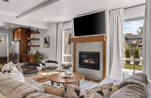 North End House | Aviation Themed- Hot Tub- Gas Firepit
