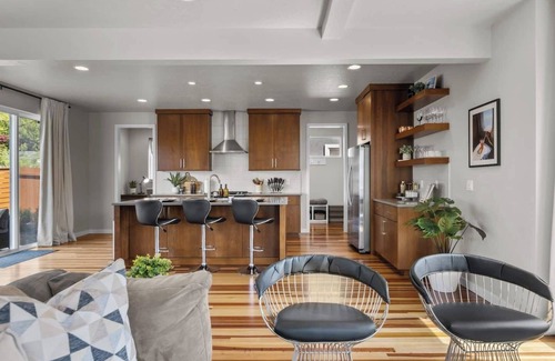 North End House | Aviation Themed- Hot Tub- Gas Firepit
