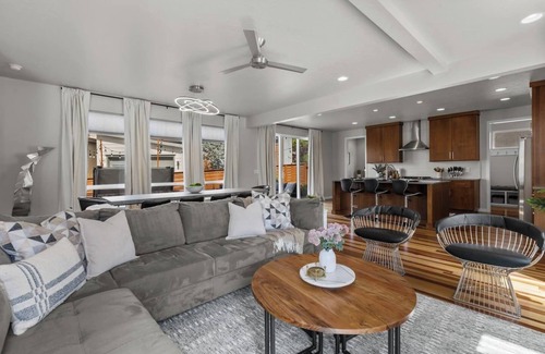 North End House | Aviation Themed- Hot Tub- Gas Firepit