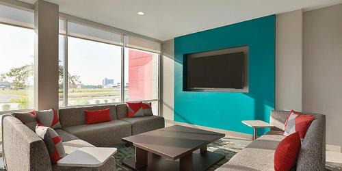Warren Hotel | avid hotels - Detroit - Warren by IHG