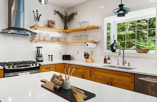 Fairview House | AVL Estate: 5K sq ft, Golf Sim, Speakeasy, Hot Tub, Sauna, Sleeps 20 + 2 pets