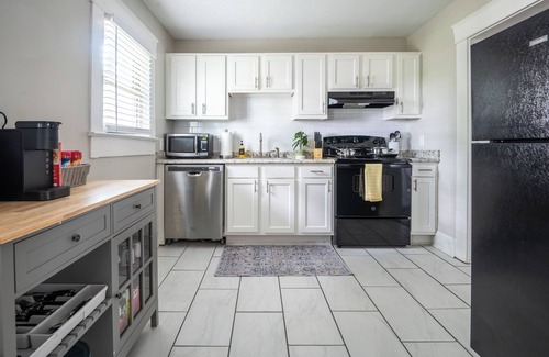 Forest Park Apartment | Avondale Adventure-Serene City Stay-King Bed/Games