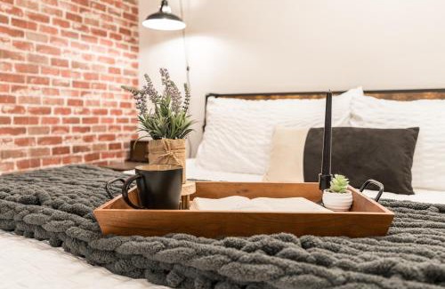 Boise House | Awaken Your Senses King Bed Bsu Parking