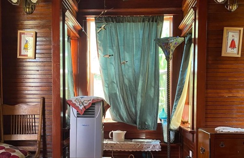 Happy Valley Apartment | Award Winning Adorable Tiny House Dry Cabin