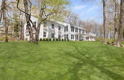 The Heights House | Away From it All! Bright, generous and well located 5-bedroom/3.5 Heights house