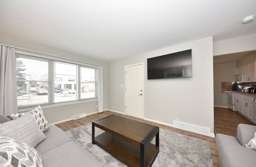 West Allis House | Awesome 3 Bedroom Lower - New Remodel