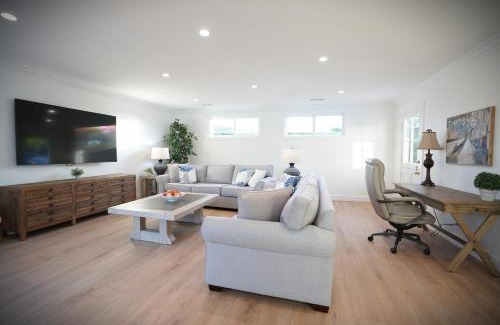 Orange House | Awesome 5 bedroom 3 bath pool home with in-ground jacuzzi