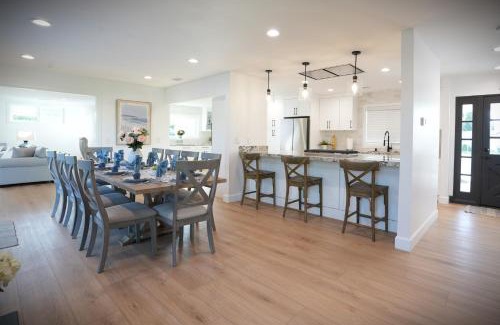 Orange House | Awesome 5 bedroom 3 bath pool home with in-ground jacuzzi