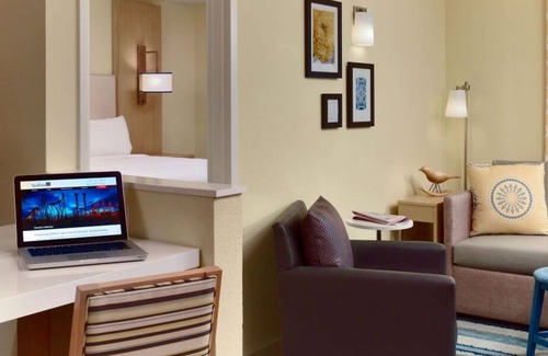 Burlington House | Awesome Find! Kitchen, Pool, FREE Parking & Bfast, Close to Willard Woods!