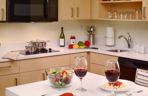 Burlington House | Awesome Find! Kitchen, Pool, FREE Parking & Bfast, Close to Willard Woods!