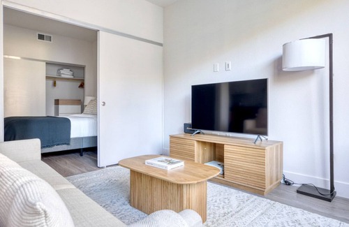 Fremont Apartment | Awesome Fremont Studio w/ Gym & Pool, 5 mins to Tesla, by Blueground
