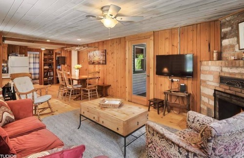 Harbert Cottage | Awesome Harbor Country Cottage with Hot Tub - Close To Everything!