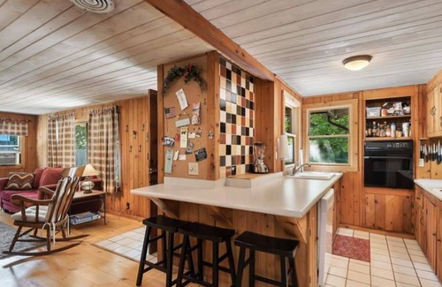 Harbert Cottage | Awesome Harbor Country Cottage with Hot Tub - Close To Everything!