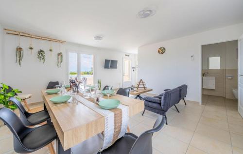 Belves-de-Castillon House | Awesome Home In Belves-De-Castillon