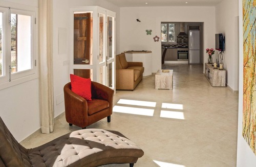 Ariany House | Awesome home in Ariany with kitchenette